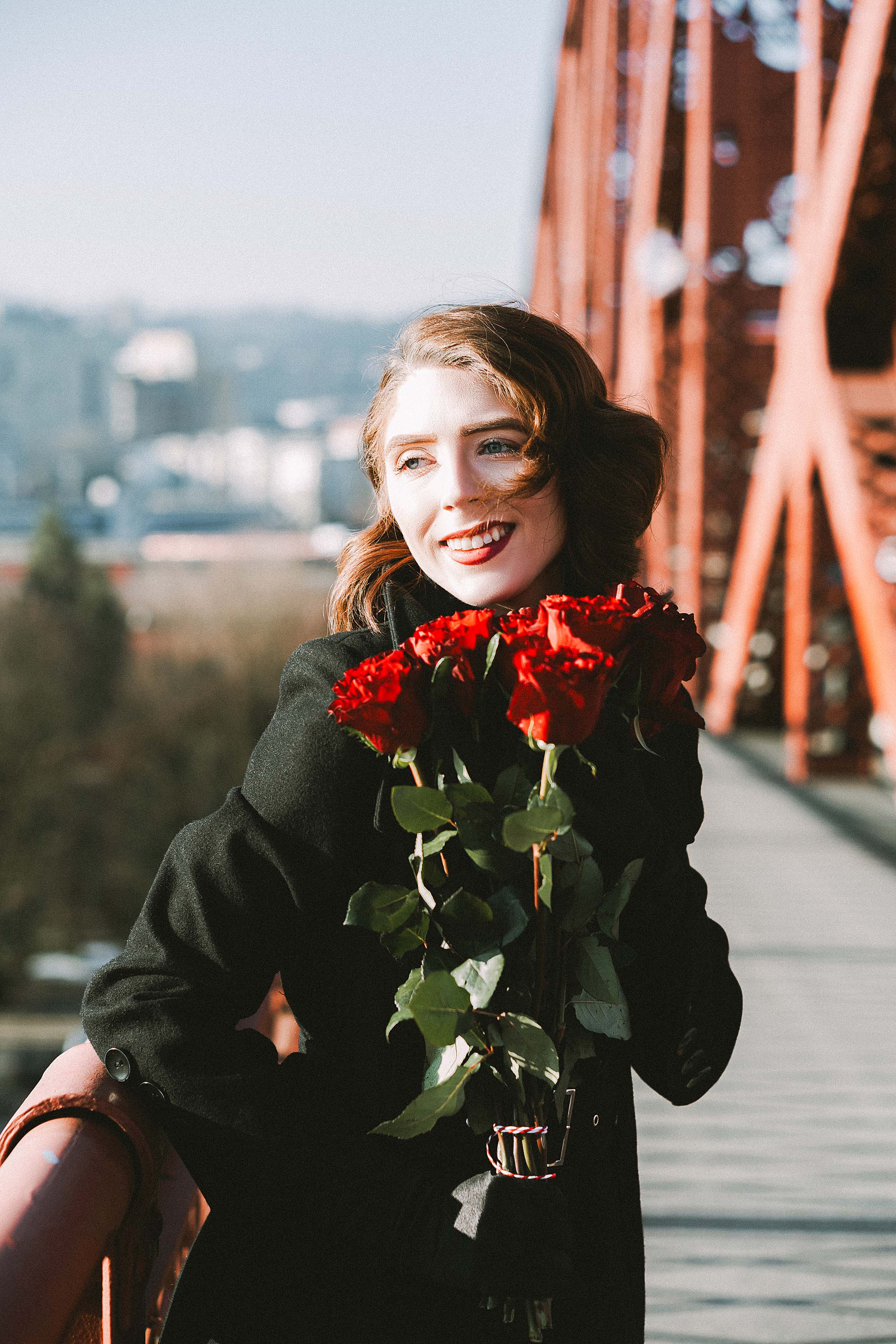 Elegant and Romantic 40s-Inspired Portraits on the Broadway Bridge — photograph 13 of 23